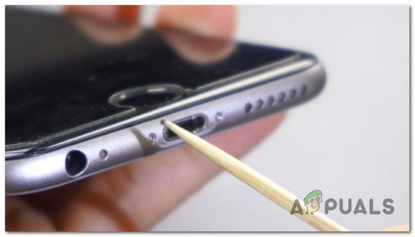 Cleaning the Lightning port of your iPhone 